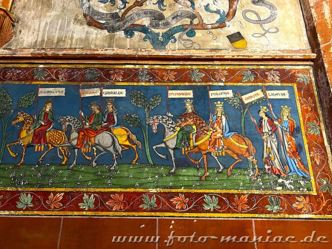 Straßburgs schöne Peterskirche - das farbenfrohe Fresko aus dem 14./15. Jahrhundert an einer Seitenwand des Gotteshauses zeigt den Zug der Nationen zum Kreuz