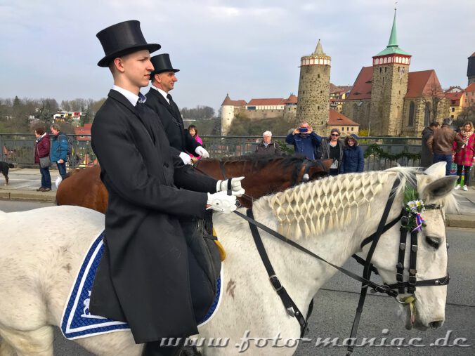 Hoch zu Ross - die Osterreiter von Bautzen mit Gehrock und Zylinder