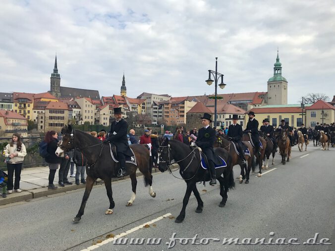 In Frack und Zylinder auf geschmückten Pferden - die Osterreiter von Bautzen
