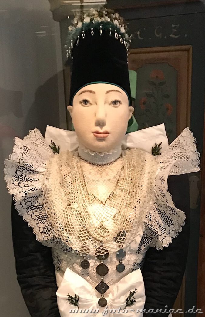 Spitzenkragen und perlenbestickte Haube