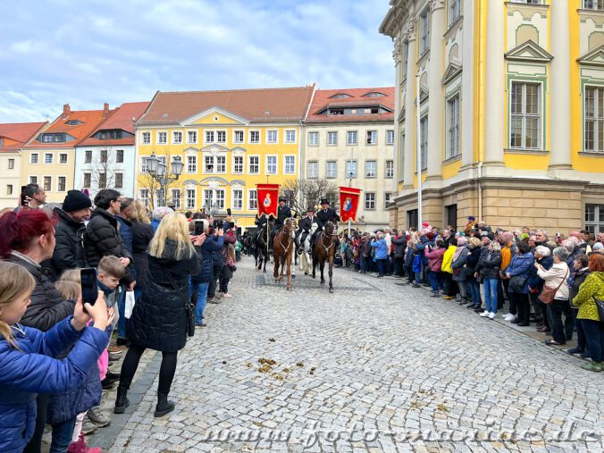 Die Osterreiter von Bautzen werden bei ihrer Rückkehr von vielen Menschen begrüßt