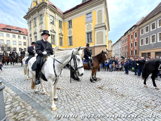 Die Osterreiter von Bautzen werden bei ihrer Rückkehr von vielen Menschen begrüßt
