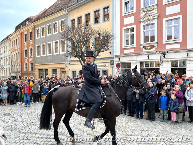 Die Osterreiter von Bautzen werden bei ihrer Rückkehr von vielen Menschen begrüßt