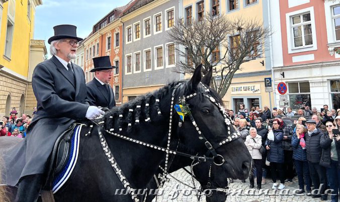 Die Osterreiter von Bautzen verkünden die Botschaft von der Auferstehung Christi auf festlich geschmückten Pferden
