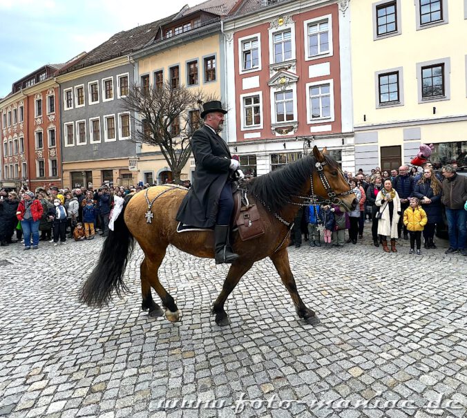 Die Osterreiter von Bautzen verkünden die Botschaft von der Auferstehung Christi auf festlich geschmückten Pferden