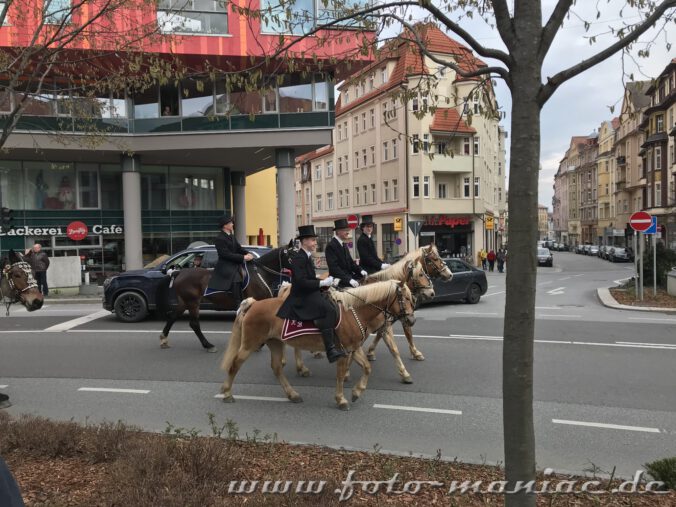 Nach dem Ende der Prozession sind die Osterreiter von Bautzen auf dem Weg in die Gestüte