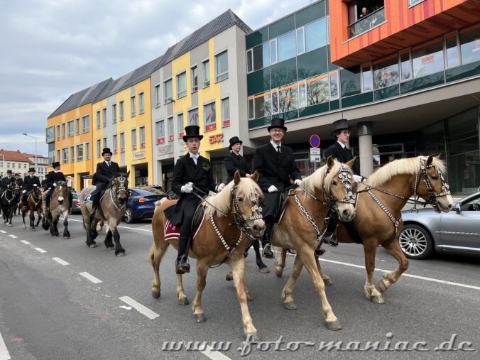 Die Osterreiter von Bautzen verkünden die Botschaft von der Auferstehung Christi auf festlich geschmückten Pferden
