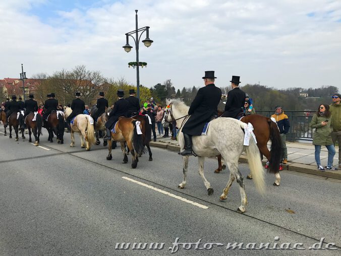 Auf dem Weg nach Radibor passieren die Osterreiter von Bautzen auch die Friedensbrücke