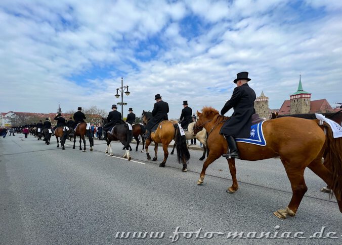 Auf dem Weg nach Radibor passieren die Osterreiter von Bautzen auch die Friedensbrücke