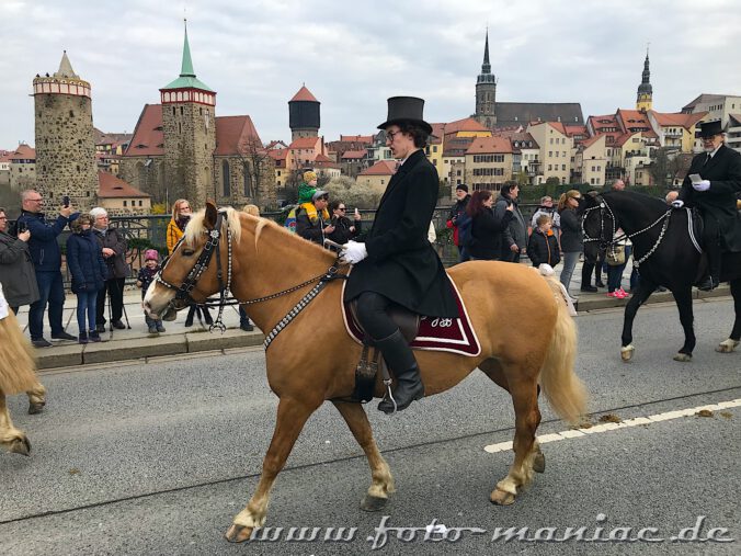 Ein Osterreiter von Bautzen vor dem Wahrzeichen der Stadt im Hintergrund