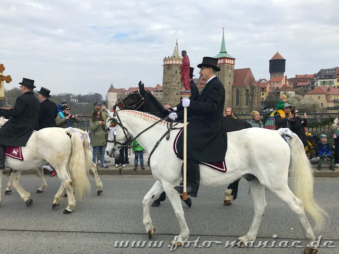 Ein Osterreiter von Bautzen trägt eine Christus-Statue