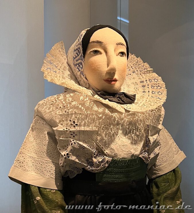 Spitzenkragen und -häubchen einer sorbischen Tracht