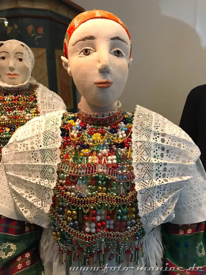 Mit bunten Perlen besticktes Oberteil einer sorbischen Tracht