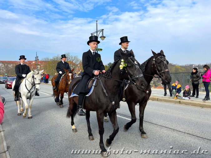 Die Osterreiter von Bautzen auf dem Weg in die Stadt