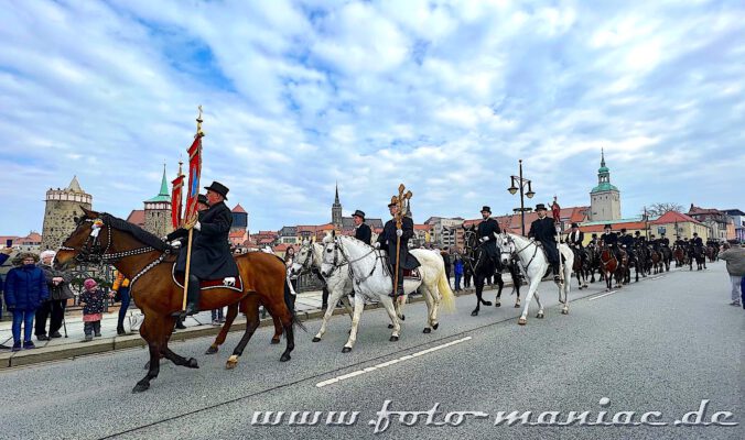Mit Gehrock und Zylinder sowie auf festlich geschmückten Pferden sind die Osterreiter von Bautzen auf dem Weg nach Radibor