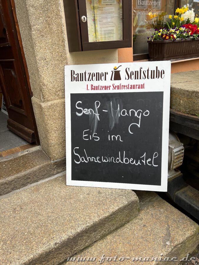 Hinweisschild auf eine spezielle Eis-Kreation